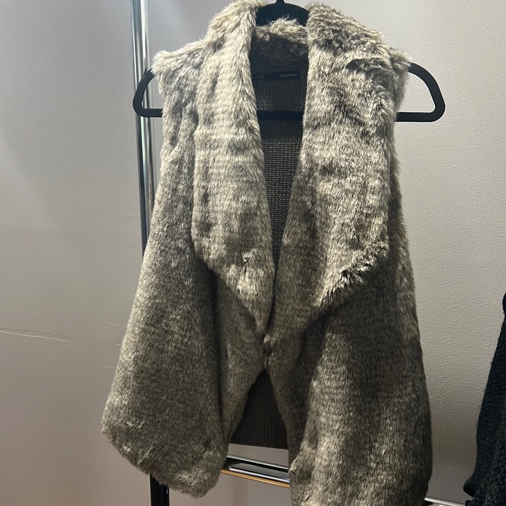 Good condition/ Maurices jacket/ size M /faux fur